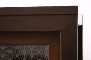 五尺水屋箪笥サイドボードをリペア&カスタム!背面に跳ね上げ式カウンターを取り付け。倹飩式扉を右開き戸へ変更。建具は麻の葉模様ガラス、クリアガラスと金網を組み入れ。2トーンの色味で着色し仕上げ。(収納棚、戸棚、キャビネット、食器棚)