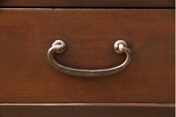 五尺水屋箪笥サイドボードをリペア&カスタム!背面に跳ね上げ式カウンターを取り付け。倹飩式扉を右開き戸へ変更。建具は麻の葉模様ガラス、クリアガラスと金網を組み入れ。2トーンの色味で着色し仕上げ。(収納棚、戸棚、キャビネット、食器棚)