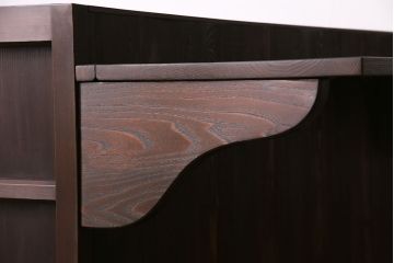 五尺水屋箪笥サイドボードをリペア&カスタム!背面に跳ね上げ式カウンターを取り付け。倹飩式扉を右開き戸へ変更。建具は麻の葉模様ガラス、クリアガラスと金網を組み入れ。2トーンの色味で着色し仕上げ。(収納棚、戸棚、キャビネット、食器棚)