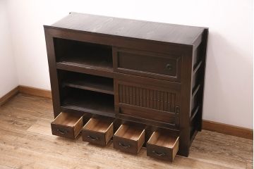 明治期の四尺水屋箪笥サイドボードの見た目を変えずに綺麗にリペア!可動部の調整を行い、天板を補強。1トーン明るい色味に着色し仕上げ。(収納棚、戸棚、食器棚)