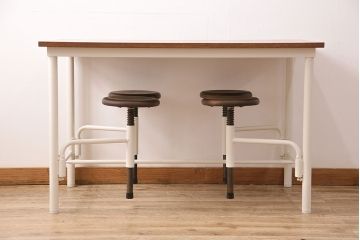 格納スツール4脚付きテーブルをリペア&カスタム!可動部の調整を行い、アンティークホワイトのペイント仕上げ。(ダイニングテーブル、作業台、椅子)