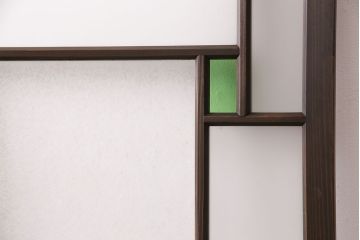 ドアをリペア&カスタム!框を加工し引き戸仕様へ変更。結霜ガラス、緑の色ガラスへ入れ替え。濃い茶色で着色し仕上げ。(引き戸、建具)