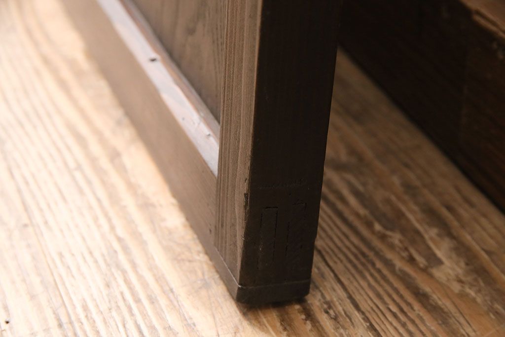 ドアをリペア&カスタム!框を加工し引き戸仕様へ変更。結霜ガラス、緑の色ガラスへ入れ替え。濃い茶色で着色し仕上げ。(引き戸、建具)