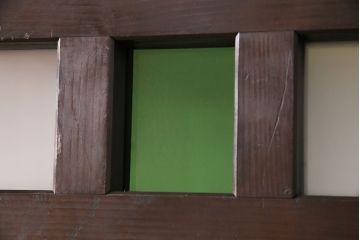 明治期の蔵戸をリペア&カスタム!格子部分に緑、赤、黄の色ガラス、すりガラスを組み入れ。(玄関戸、引き戸、建具)