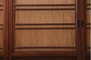 新潟産の板戸4枚をリペア&カスタム!鴨居敷居に溝加工を施し、現状に近しい色味に着色し仕上げ。(引き戸、建具)