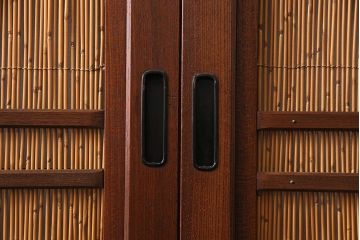 新潟産の板戸4枚をリペア&カスタム!鴨居敷居に溝加工を施し、現状に近しい色味に着色し仕上げ。(引き戸、建具)