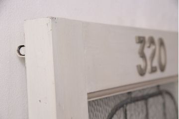イギリスアンティークの木製ドアをリペア&カスタム!設置場所に合わせてリサイズ。金具の修理。アンティークホワイトのエイジング塗装で仕上げ。(玄関戸、建具)