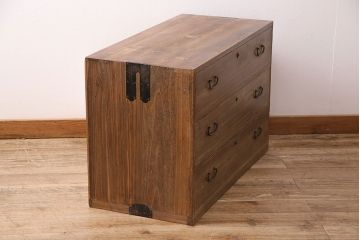 桐箪笥をリペア&カスタム!竿通し金具を天板に合わせてカット。現状に近しい色味に着色し仕上げ。(収納箪笥、和タンス、衣装箪笥、桐たんす)