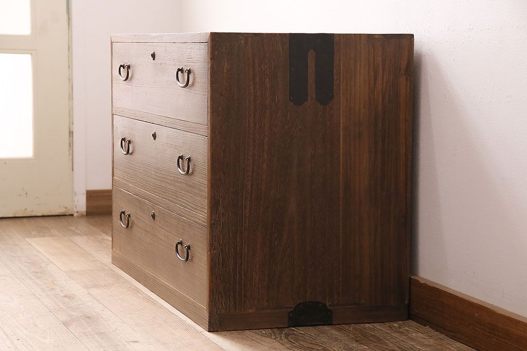 桐箪笥をリペア&カスタム!竿通し金具を天板に合わせてカット。現状に近しい色味に着色し仕上げ。(収納箪笥、和タンス、衣装箪笥、桐たんす)