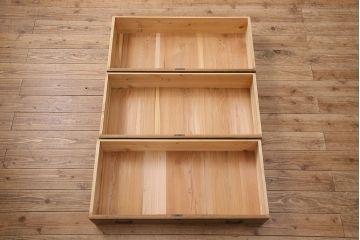 桐箪笥をリペア&カスタム!竿通し金具を天板に合わせてカット。現状に近しい色味に着色し仕上げ。(収納箪笥、和タンス、衣装箪笥、桐たんす)