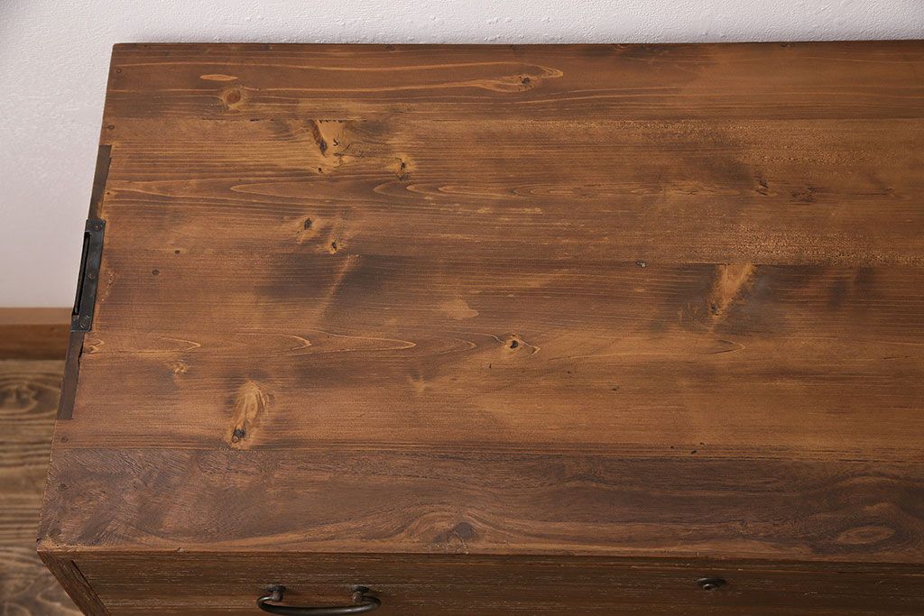 桐箪笥をリペア&カスタム!竿通し金具を天板に合わせてカット。現状に近しい色味に着色し仕上げ。(収納箪笥、和タンス、衣装箪笥、桐たんす)