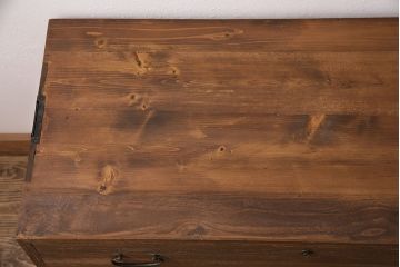 桐箪笥をリペア&カスタム!竿通し金具を天板に合わせてカット。現状に近しい色味に着色し仕上げ。(収納箪笥、和タンス、衣装箪笥、桐たんす)
