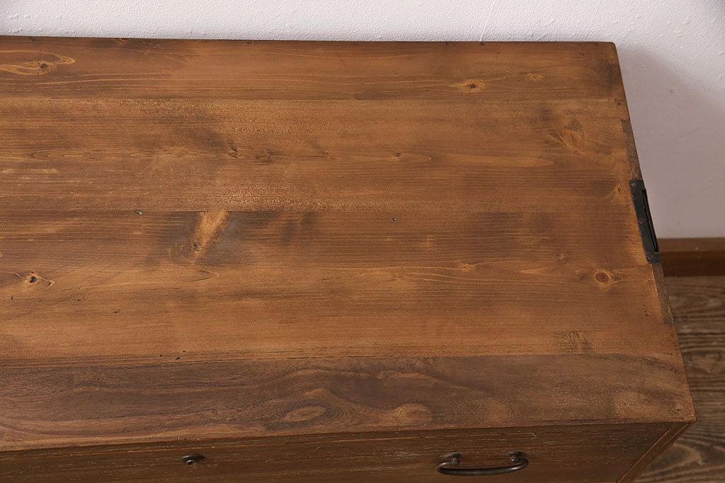 桐箪笥をリペア&カスタム!竿通し金具を天板に合わせてカット。現状に近しい色味に着色し仕上げ。(収納箪笥、和タンス、衣装箪笥、桐たんす)