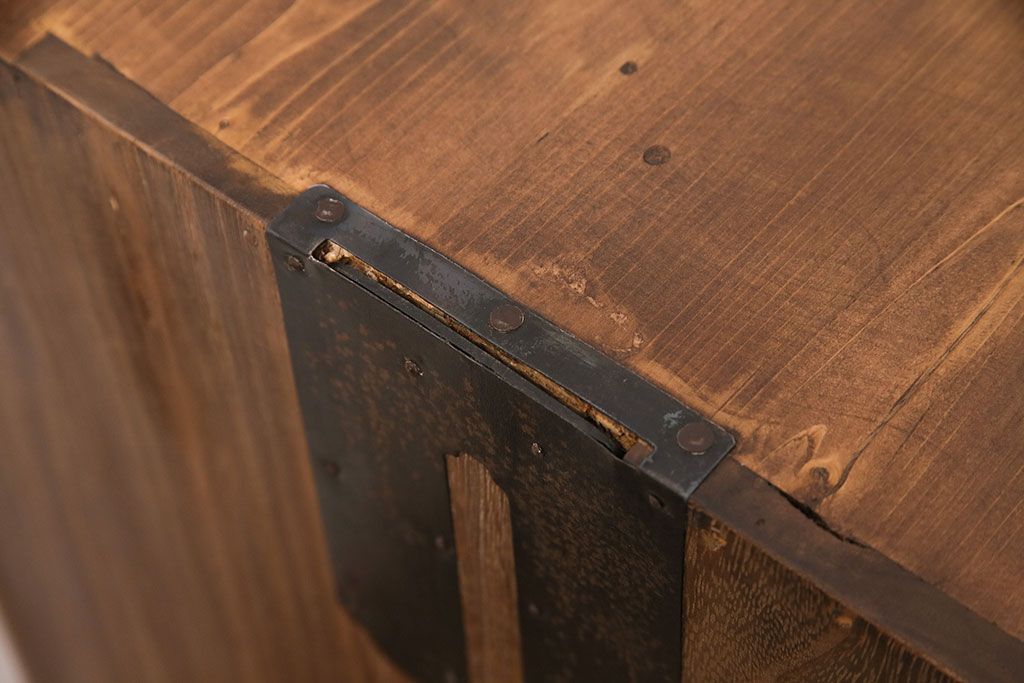 桐箪笥をリペア&カスタム!竿通し金具を天板に合わせてカット。現状に近しい色味に着色し仕上げ。(収納箪笥、和タンス、衣装箪笥、桐たんす)