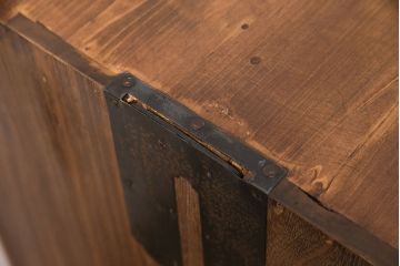 桐箪笥をリペア&カスタム!竿通し金具を天板に合わせてカット。現状に近しい色味に着色し仕上げ。(収納箪笥、和タンス、衣装箪笥、桐たんす)