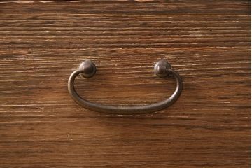 桐箪笥をリペア&カスタム!竿通し金具を天板に合わせてカット。現状に近しい色味に着色し仕上げ。(収納箪笥、和タンス、衣装箪笥、桐たんす)