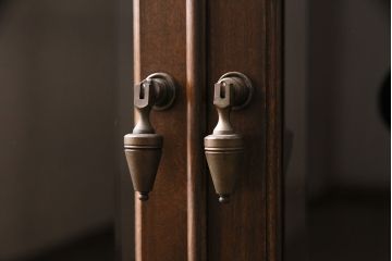 コーナーキャビネットの見た目を変えずに綺麗にリペア!可動部の調整。傷の補修。濃い茶色で着色し仕上げ。(コーナーラック、収納棚、戸棚)