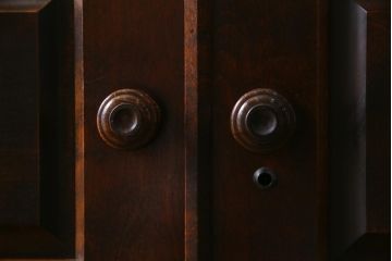 北海道民芸家具のワードローブをリペア&カスタム!可動式の棚板を設置し、木製脚を取り付け収納棚にリメイク。(戸棚、キャビネット)