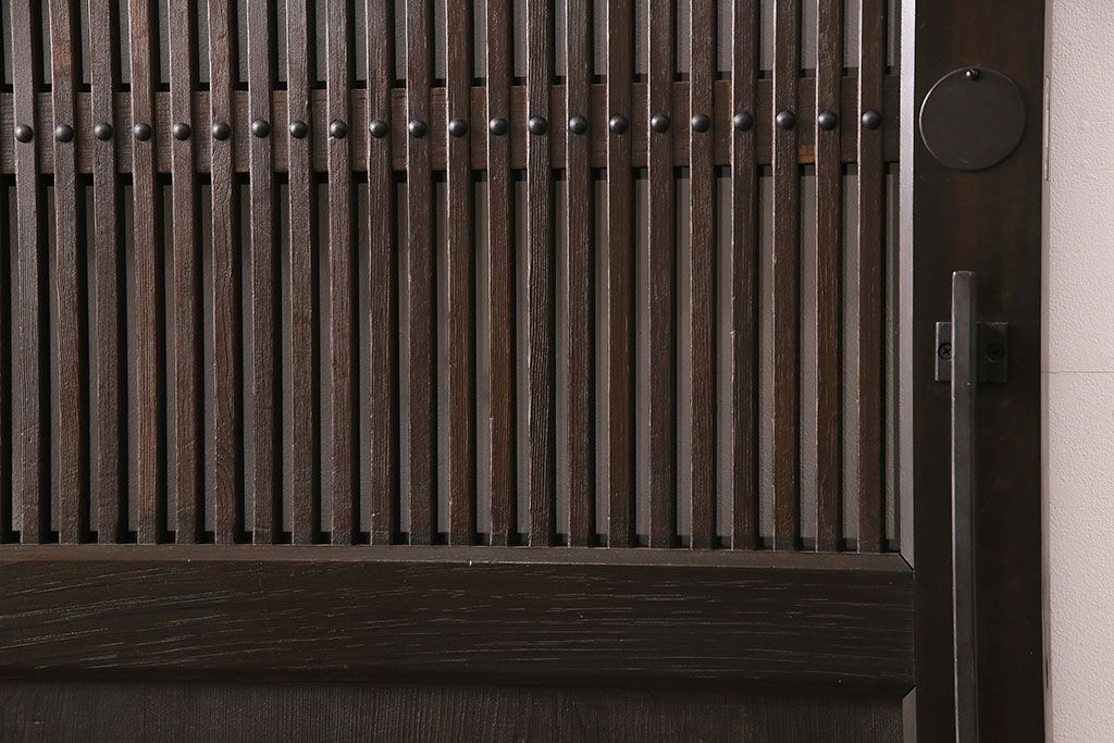 明治大正期の蔵戸をリペア&カスタム!1枚のみリサイズし、鍵を取り付け吊り戸仕様に加工。引き手を取り付け。四方枠製作。(玄関戸、引き戸、建具)