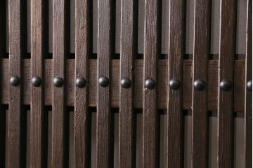 明治大正期の蔵戸をリペア&カスタム!1枚のみリサイズし、鍵を取り付け吊り戸仕様に加工。引き手を取り付け。四方枠製作。(玄関戸、引き戸、建具)