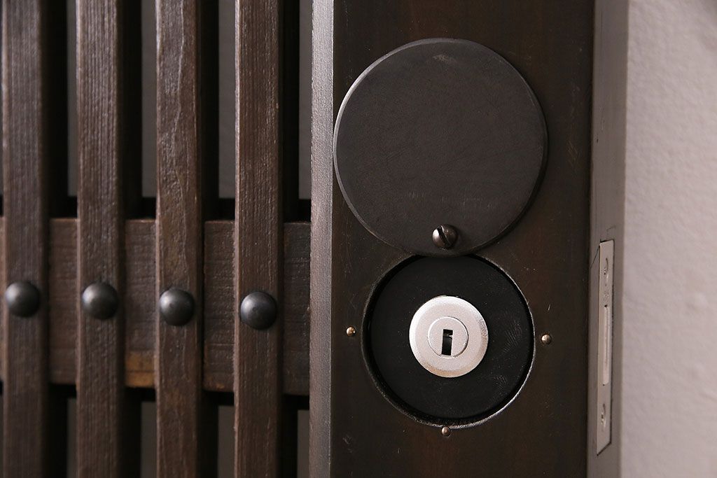 明治大正期の蔵戸をリペア&カスタム!1枚のみリサイズし、鍵を取り付け吊り戸仕様に加工。引き手を取り付け。四方枠製作。(玄関戸、引き戸、建具)