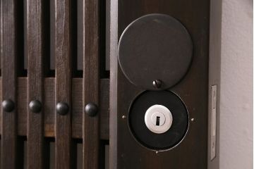 明治大正期の蔵戸をリペア&カスタム!1枚のみリサイズし、鍵を取り付け吊り戸仕様に加工。引き手を取り付け。四方枠製作。(玄関戸、引き戸、建具)