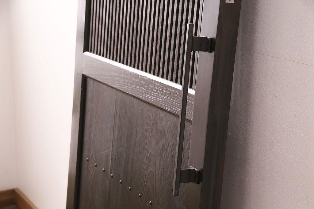 明治大正期の蔵戸をリペア&カスタム!1枚のみリサイズし、鍵を取り付け吊り戸仕様に加工。引き手を取り付け。四方枠製作。(玄関戸、引き戸、建具)