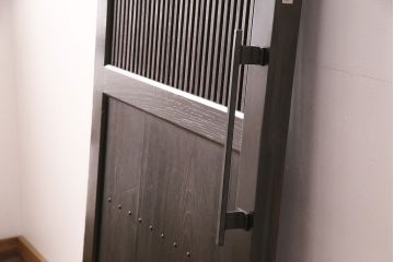 明治大正期の蔵戸をリペア&カスタム!1枚のみリサイズし、鍵を取り付け吊り戸仕様に加工。引き手を取り付け。四方枠製作。(玄関戸、引き戸、建具)