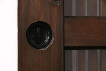 明治大正期の蔵戸をリペア&カスタム!1枚のみリサイズし、鍵を取り付け吊り戸仕様に加工。引き手を取り付け。四方枠製作。(玄関戸、引き戸、建具)