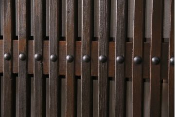 明治大正期の蔵戸をリペア&カスタム!1枚のみリサイズし、鍵を取り付け吊り戸仕様に加工。引き手を取り付け。四方枠製作。(玄関戸、引き戸、建具)