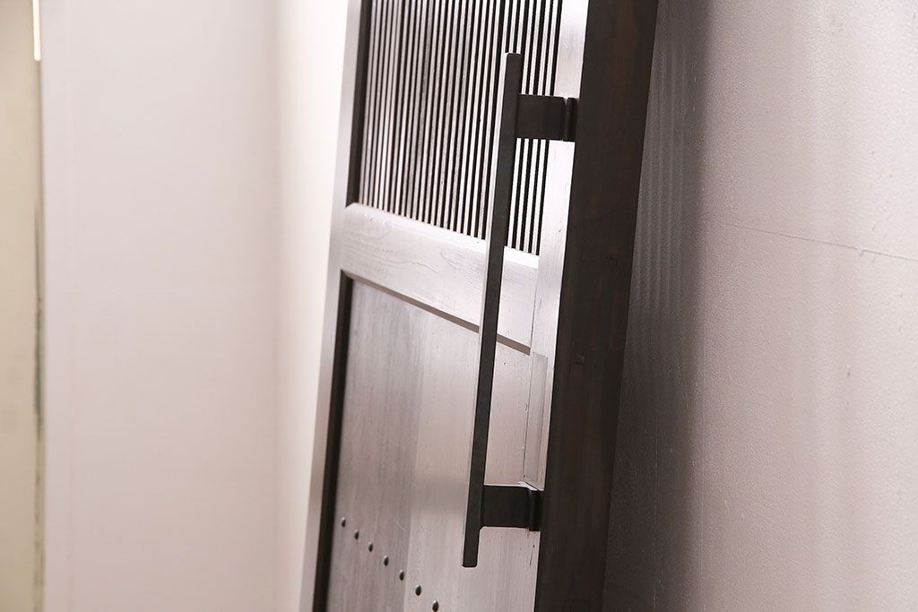 明治大正期の蔵戸をリペア&カスタム!1枚のみリサイズし、鍵を取り付け吊り戸仕様に加工。引き手を取り付け。四方枠製作。(玄関戸、引き戸、建具)