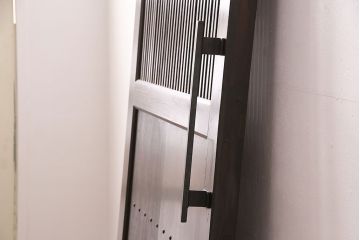 明治大正期の蔵戸をリペア&カスタム!1枚のみリサイズし、鍵を取り付け吊り戸仕様に加工。引き手を取り付け。四方枠製作。(玄関戸、引き戸、建具)