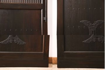 明治大正期の蔵戸をリペア&カスタム!1枚のみリサイズし、鍵を取り付け吊り戸仕様に加工。引き手を取り付け。四方枠製作。(玄関戸、引き戸、建具)