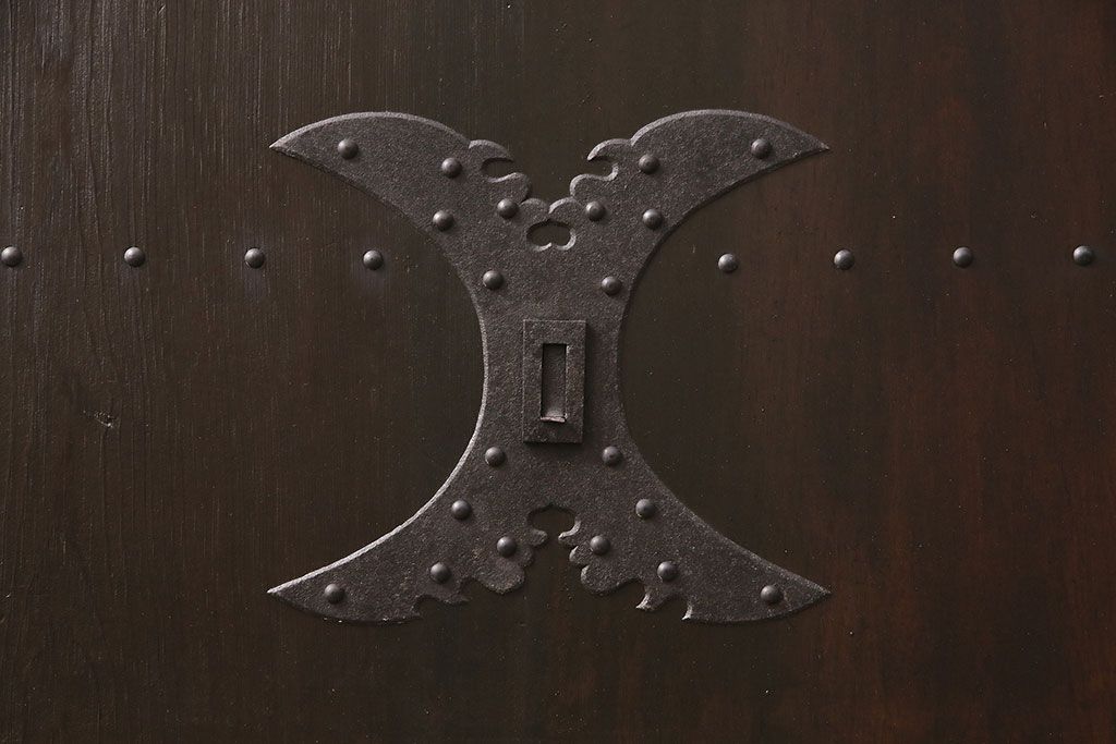 明治大正期の蔵戸をリペア&カスタム!1枚のみリサイズし、鍵を取り付け吊り戸仕様に加工。引き手を取り付け。四方枠製作。(玄関戸、引き戸、建具)