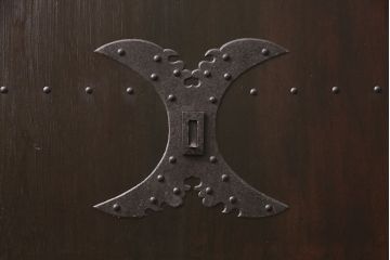 明治大正期の蔵戸をリペア&カスタム!1枚のみリサイズし、鍵を取り付け吊り戸仕様に加工。引き手を取り付け。四方枠製作。(玄関戸、引き戸、建具)