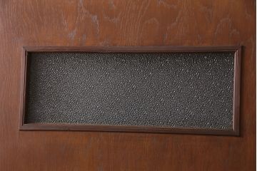 昭和中期のドアをリペア&カスタム!設置場所に合わせてリサイズ。ドアノブ、蝶番は取り外し、埋め木加工。(木製ドア、建具)