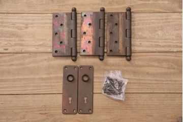 昭和中期のドアをリペア&カスタム!設置場所に合わせてリサイズ。ドアノブ、蝶番は取り外し、埋め木加工。(木製ドア、建具)