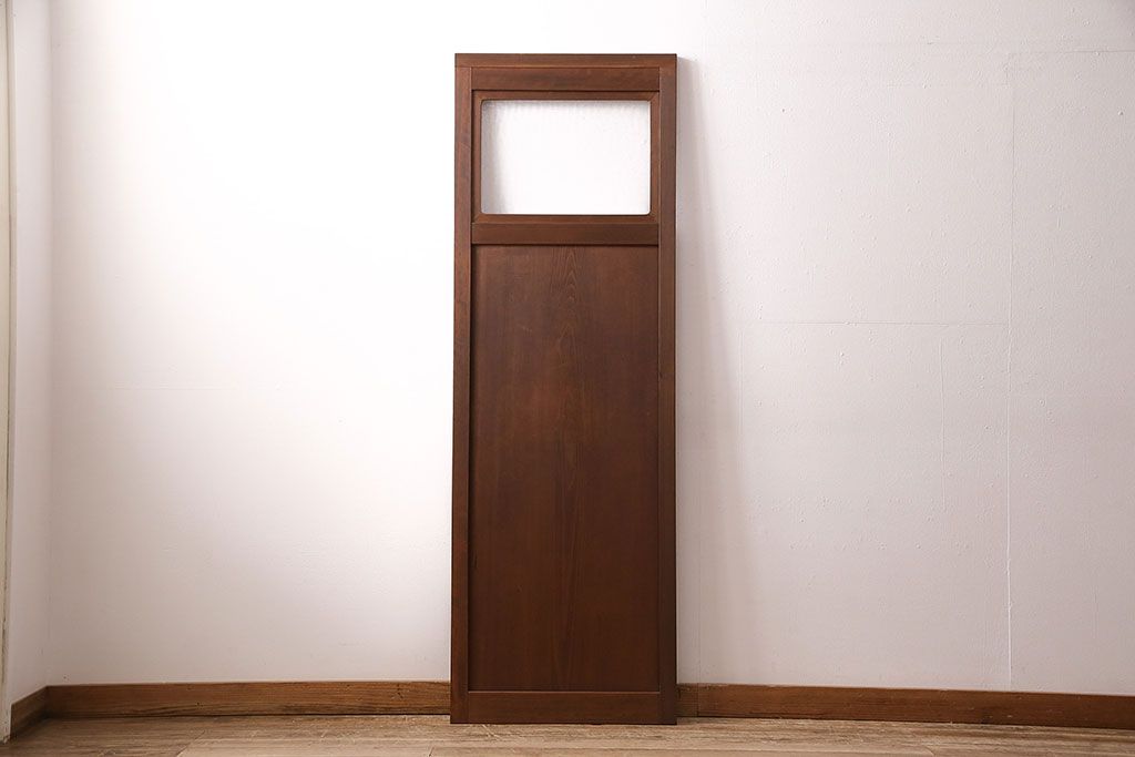 昭和中期のドアをリペア&カスタム!設置場所に合わせてリサイズ。ドアノブ、蝶番は取り外し、埋め木加工。現状に近しい色味に着色し仕上げ。(木製ドア、建具)