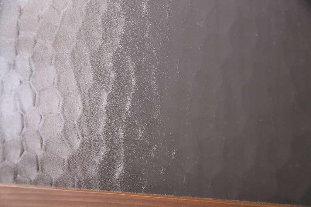 昭和中期のドアをリペア&カスタム!設置場所に合わせてリサイズ。ドアノブ、蝶番は取り外し、埋め木加工。現状に近しい色味に着色し仕上げ。(木製ドア、建具)