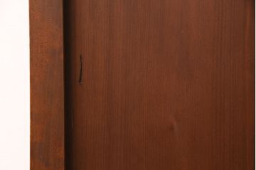 昭和中期のドアをリペア&カスタム!設置場所に合わせてリサイズ。ドアノブ、蝶番は取り外し、埋め木加工。現状に近しい色味に着色し仕上げ。(木製ドア、建具)