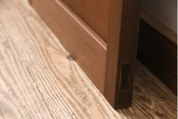 昭和中期のドアをリペア&カスタム!設置場所に合わせてリサイズ。ドアノブ、蝶番は取り外し、埋め木加工。現状に近しい色味に着色し仕上げ。(木製ドア、建具)