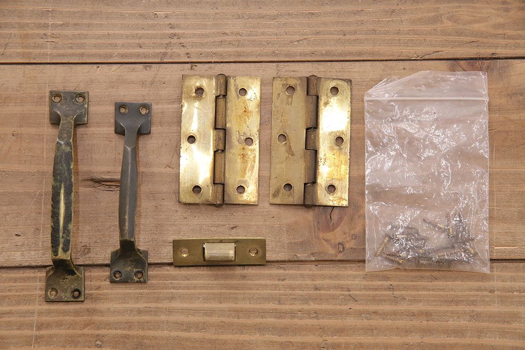 昭和中期のドアをリペア&カスタム!設置場所に合わせてリサイズ。ドアノブ、蝶番は取り外し、埋め木加工。現状に近しい色味に着色し仕上げ。(木製ドア、建具)