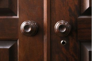 北海道民芸家具のワードローブをリペア&カスタム!ネクタイハンガーを取り外し、可動式の棚板を設置。靴棚にリメイク。(キャビネット、下駄箱)