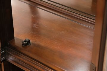 ドレクセルヘリテイジの照明付きキャビネットをリペア&カスタム!ガラス棚板を新たに製作し、入れ替え。現状に近しい色味に着色し仕上げ。(食器棚、収納棚、カップボード)