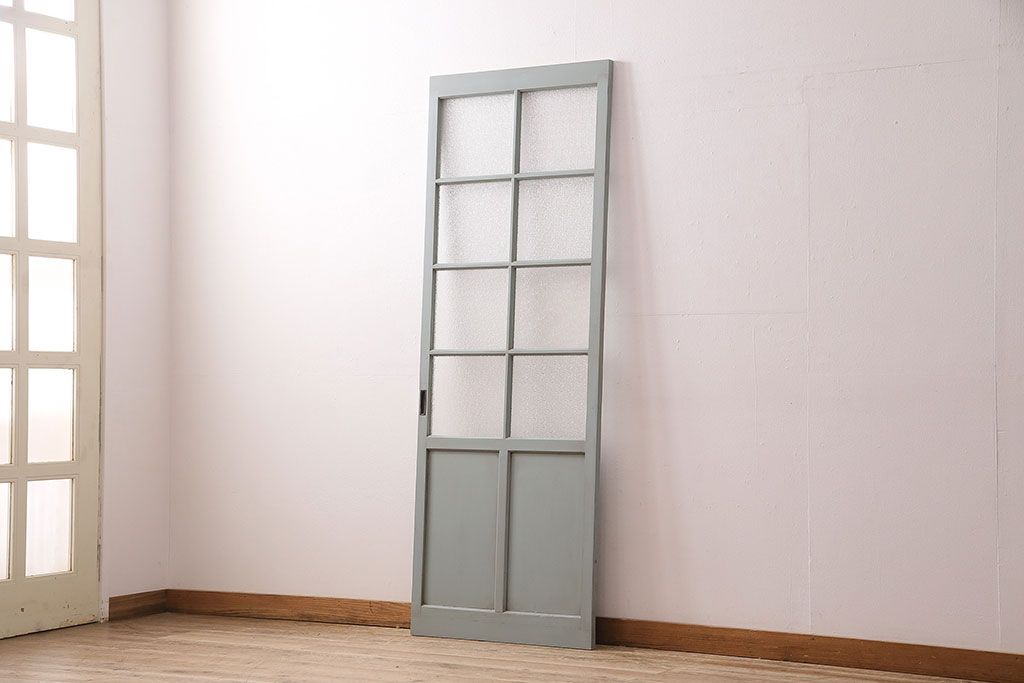 ガラス戸をリペア&カスタム!設置場所に合わせてリサイズ。吊り戸仕様に加工。引き手を取り付け。ガラスをダイヤガラスへ入れ替え。ライトオリーブグリーンのエイジング塗装で仕上げ。(引き戸、建具)