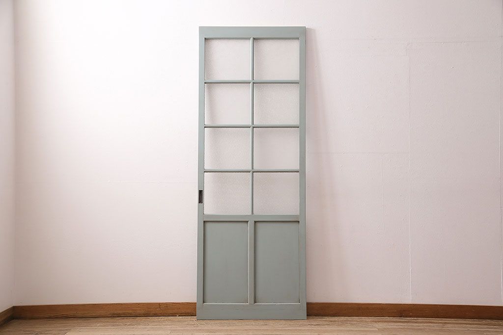 ガラス戸をリペア&カスタム!設置場所に合わせてリサイズ。吊り戸仕様に加工。引き手を取り付け。ガラスをダイヤガラスへ入れ替え。ライトオリーブグリーンのエイジング塗装で仕上げ。(引き戸、建具)