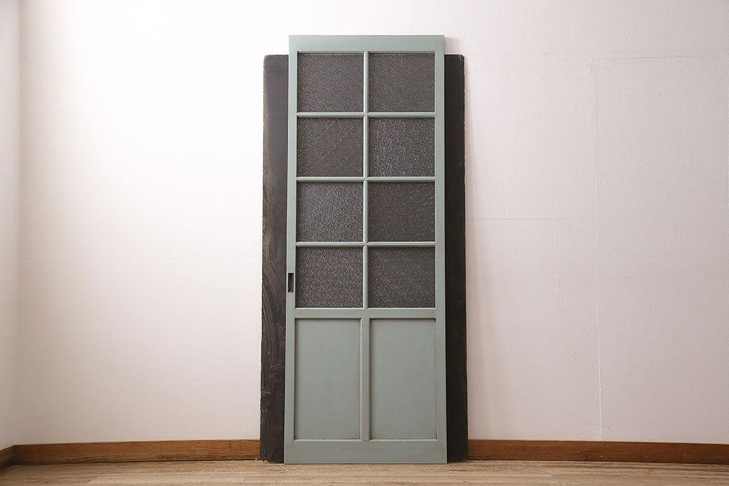 ガラス戸をリペア&カスタム!設置場所に合わせてリサイズ。吊り戸仕様に加工。引き手を取り付け。ガラスをダイヤガラスへ入れ替え。ライトオリーブグリーンのエイジング塗装で仕上げ。(引き戸、建具)