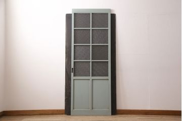 ガラス戸をリペア&カスタム!設置場所に合わせてリサイズ。吊り戸仕様に加工。引き手を取り付け。ガラスをダイヤガラスへ入れ替え。ライトオリーブグリーンのエイジング塗装で仕上げ。(引き戸、建具)