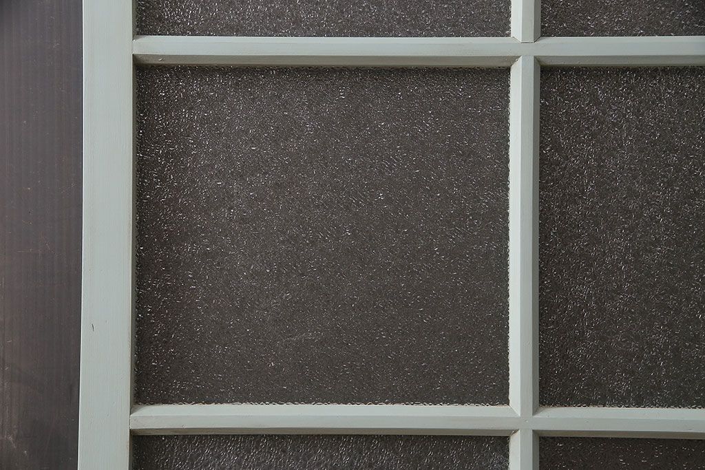 ガラス戸をリペア&カスタム!設置場所に合わせてリサイズ。吊り戸仕様に加工。引き手を取り付け。ガラスをダイヤガラスへ入れ替え。ライトオリーブグリーンのエイジング塗装で仕上げ。(引き戸、建具)