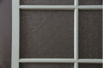 ガラス戸をリペア&カスタム!設置場所に合わせてリサイズ。吊り戸仕様に加工。引き手を取り付け。ガラスをダイヤガラスへ入れ替え。ライトオリーブグリーンのエイジング塗装で仕上げ。(引き戸、建具)